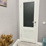 Белая дверь со стеклом от производителя FlyDoors