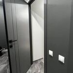 Межкомнатная дверь от производителя FLYDOORS в квартире вид сбоку