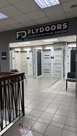 Интерьер магазина дверей в Красноярске в ТЦ Форт на улице Телевизорная, 1 ст37​