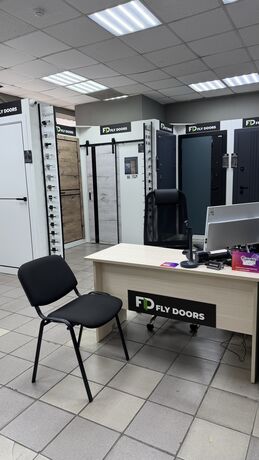 Интерьер магазина дверей в Красноярске в ТЦ Форт на улице Телевизорная, 1 ст37​