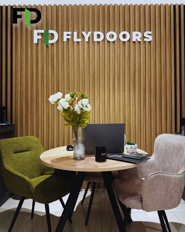 Интерьер салона дверей FLYDOORS в ТЦ 