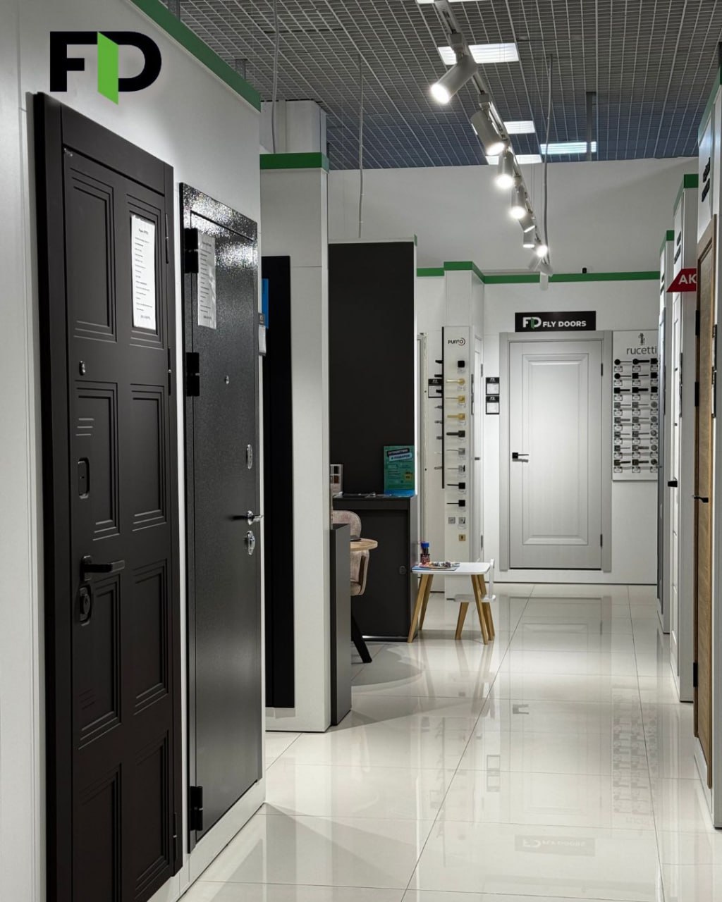 Интерьер салона дверей FLYDOORS в ТЦ 